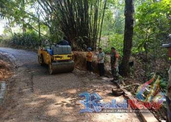Babinsa Bantarkalong Sertu H. Agus Ramdani Koramil 2203/Warungkiara Monitoring Pengaspalan Jalan Kampung Ciawitali