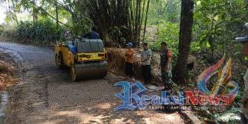 Babinsa Bantarkalong Sertu H. Agus Ramdani Koramil 2203/Warungkiara Monitoring Pengaspalan Jalan Kampung Ciawitali