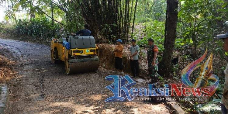 Babinsa Bantarkalong Sertu H. Agus Ramdani Koramil 2203/Warungkiara Monitoring Pengaspalan Jalan Kampung Ciawitali