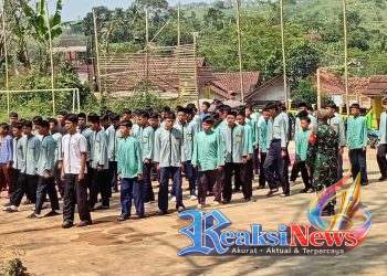 Kopda Kusdiarto Koramil 2203/Warungkiara Latih PBB Siswa MTs Matlaul Ulum Girijaya, Tanamkan Disiplin Sejak Dini