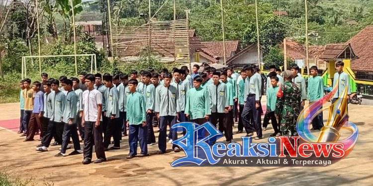 Kopda Kusdiarto Koramil 2203/Warungkiara Latih PBB Siswa MTs Matlaul Ulum Girijaya, Tanamkan Disiplin Sejak Dini