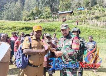 Jaya Sakti Menyapa. Sekda Intan Jaya Kunjungi Pogapa, Serahkan Sertifikat Tanah TNI-Polri dan Sembako untuk Jemaat Gereja Santa Kalina