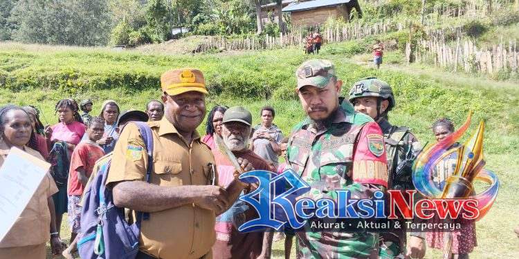 Jaya Sakti Menyapa. Sekda Intan Jaya Kunjungi Pogapa, Serahkan Sertifikat Tanah TNI-Polri dan Sembako untuk Jemaat Gereja Santa Kalina