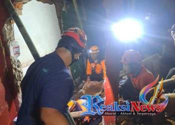 Pekerja Bangunan Tertimpa Runtuhan Tembok, DPKP Berhasil Melakukan Evakuasi Korban