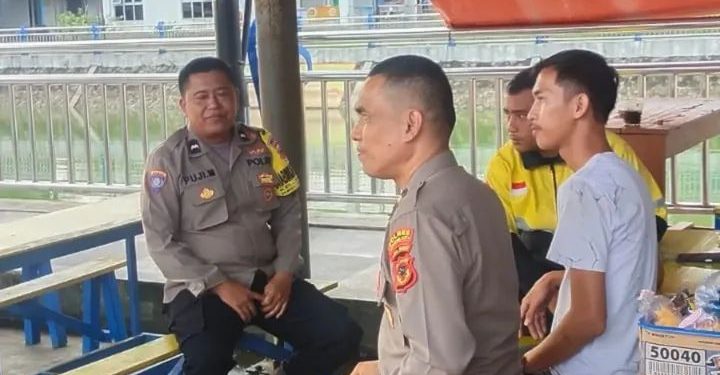 Perkuat Harkamtibmas, Bhabinkamtibmas Polsek Baros Hadir di Tengah Warga