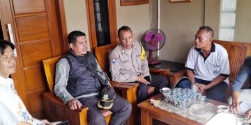 Dekatkan Diri melalui Sambang. Bhabinkamtibmas Polsek Baros Berikan Himbauan Kamtibmas