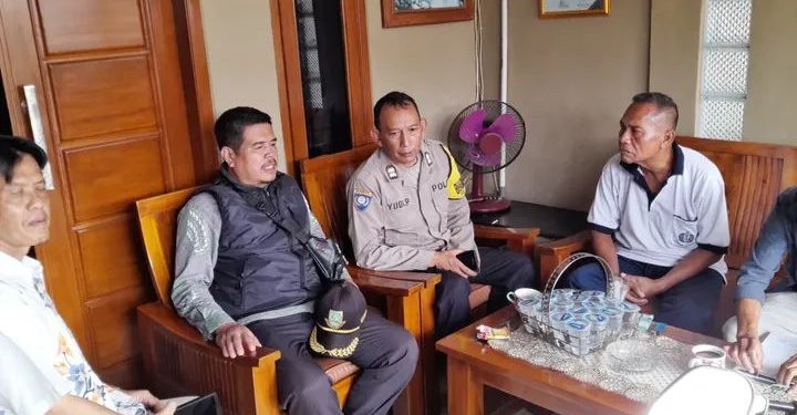 Dekatkan Diri melalui Sambang. Bhabinkamtibmas Polsek Baros Berikan Himbauan Kamtibmas