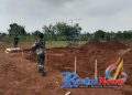 Babinsa Damaraja Sertu Suparno Koramil 2203/Warungkiara Monitoring Penyiapan Lahan KDMP, Dorong Penguatan Ekonomi Desa