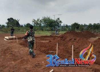 Babinsa Damaraja Sertu Suparno Koramil 2203/Warungkiara Monitoring Penyiapan Lahan KDMP, Dorong Penguatan Ekonomi Desa