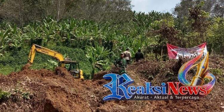 Babinsa Buanajaya Serma Kismanto Koramil 2203/Warungkiara Monitoring Penyiapan Lahan Koperasi Desa Merah Putih