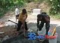 Babinsa Bojonggaling Sertu Iyan Koramil 2203/Warungkiara Kompak Bersama Warga Bangun Jalan Lingkungan