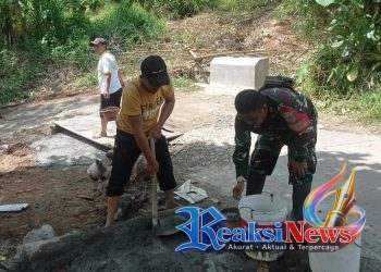 Babinsa Bojonggaling Sertu Iyan Koramil 2203/Warungkiara Kompak Bersama Warga Bangun Jalan Lingkungan
