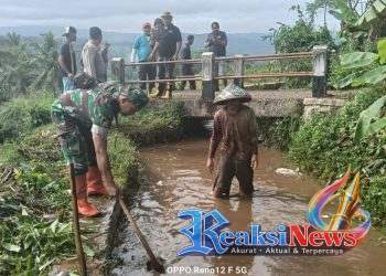 Serka Subagio Koramil 2203/Warungkiara Pimpin Kerja Bakti Bersihkan Saluran Irigasi di Kertamukti