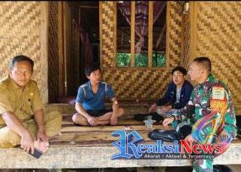 Pererat Sinergi dengan Warga, Serka H. Didik Haryanto Koramil 2203/Warungkiara Gelar Komsos di Desa Sirnajaya