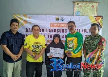 Serka Enceng Setiawan Koramil 2203/Warungkiara Monitoring Penyaluran BLT DD di Desa Sukaharja