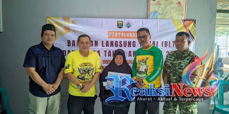 Serka Enceng Setiawan Koramil 2203/Warungkiara Monitoring Penyaluran BLT DD di Desa Sukaharja