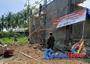 Babinsa Bantarkalong Sertu H. Agus Koramil 2203/Warungkiara Beri Pengarahan Pekerja Pembangunan Koperasi Desa