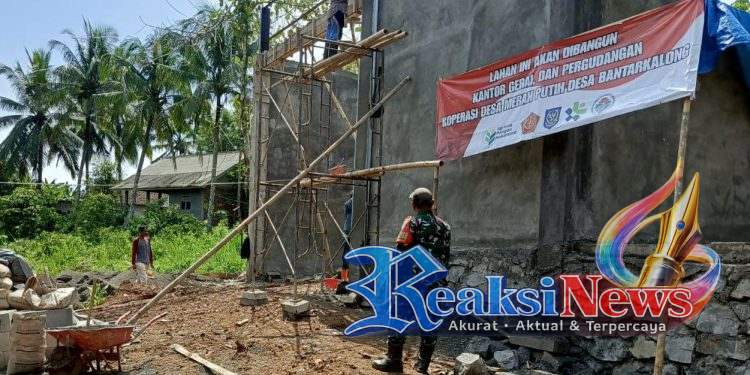 Babinsa Bantarkalong Sertu H. Agus Koramil 2203/Warungkiara Beri Pengarahan Pekerja Pembangunan Koperasi Desa