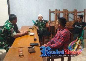 Babinsa Hegarmanah Serda Cahyana Koramil 2203/Warungkiara Perkuat Sinergi Lewat Komsos Bersama Tokoh Masyarakat