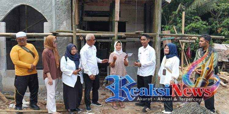 Sinergi di Jampangkulon, Pendamping Sosial Salurkan Bantuan Tunai bagi Lansia Penerima Bedah Rumah