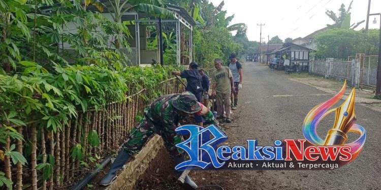 Babinsa Ubrug Sertu Nasulloh Koramil 2203/Warungkiara Pimpin Kerja Bakti Pengerukan Saluran Air di Kampung Cikoneng