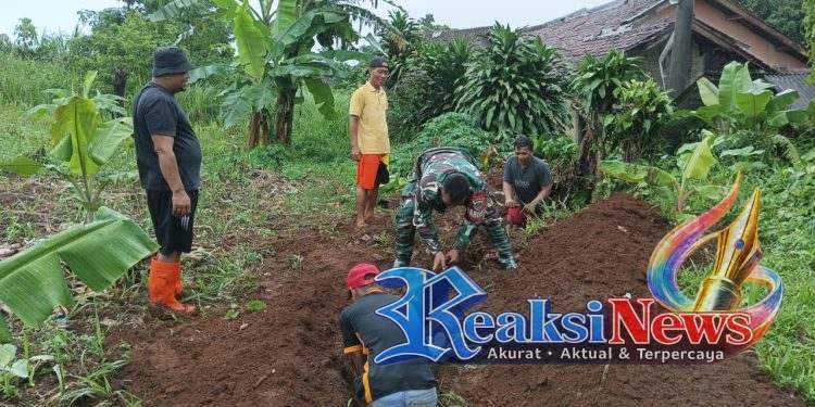Babinsa Mekarjaya Sertu Ade Koramil 2203/Warungkiara dan Warga Kompak Kerja Bakti, Wujud Nyata Kepedulian Lingkungan