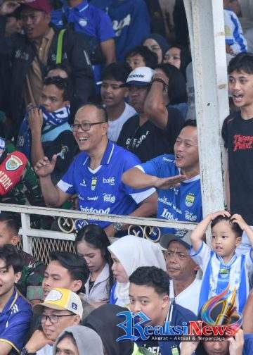 Dandim 0607/Kota Sukabumi dan Wali Kota Sukabumi Nobar Persib vs Persijap, Suasana Meriah Penuh Semangat Bobotoh