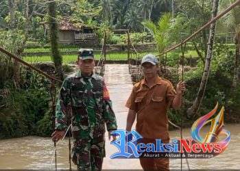 Jembatan Gantung Sempat Putus, Serka Didik Susanto Koramil 2203/Warungkiara Pastikan Aman Dilintasi Anak Sekolah