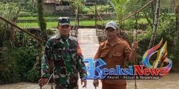 Jembatan Gantung Sempat Putus, Serka Didik Susanto Koramil 2203/Warungkiara Pastikan Aman Dilintasi Anak Sekolah