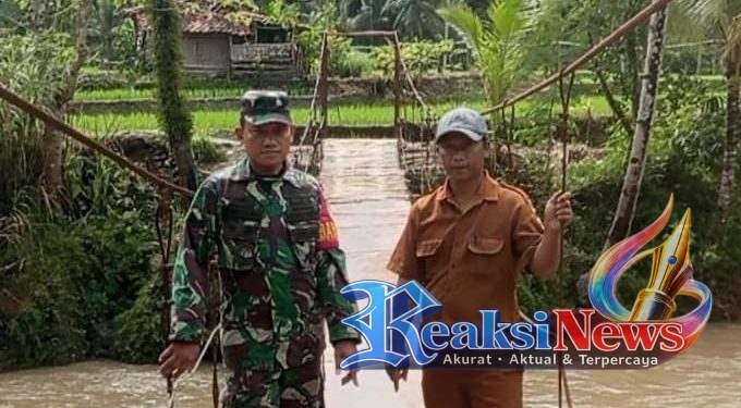 Jembatan Gantung Sempat Putus, Serka Didik Susanto Koramil 2203/Warungkiara Pastikan Aman Dilintasi Anak Sekolah
