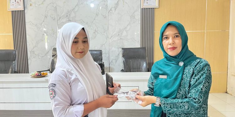 TP PKK Jampangkulon Salurkan Kacamata Gratis ke 21 Pelajar: Tingkatkan Fokus Belajar Anak