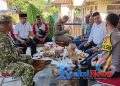 Babinsa Sukaharja Koramil 2203/Warungkiara Serka Enceng Perkuat Sinergi Lewat Komsos Bersama Kapolsek dan Warga