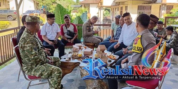 Babinsa Sukaharja Koramil 2203/Warungkiara Serka Enceng Perkuat Sinergi Lewat Komsos Bersama Kapolsek dan Warga