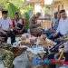 Babinsa Sukaharja Koramil 2203/Warungkiara Serka Enceng Perkuat Sinergi Lewat Komsos Bersama Kapolsek dan Warga