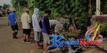 Babinsa Ubrug Sertu Nasrul Koramil 2203/Warungkiara Turun Tangan, Sertu Nasrul Pimpin Warga Bersihkan Saluran Air