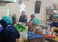 Sertu H. Agus Ramdani Koramil 2203/Warungkiara Monitoring Kegiatan SPPG di Desa Bantarkalong, Pastikan Program Berjalan Optimal