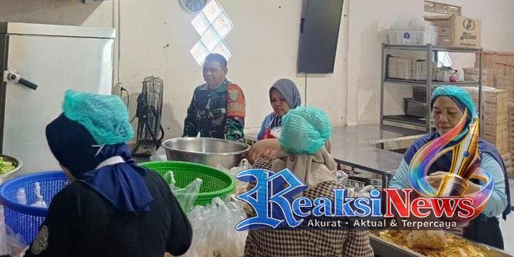 Sertu H. Agus Ramdani Koramil 2203/Warungkiara Monitoring Kegiatan SPPG di Desa Bantarkalong, Pastikan Program Berjalan Optimal