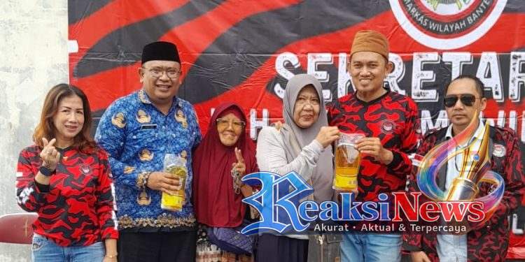 Ormas KKPMP Berbagi Sembako : Momentum Milad Ke 15 Tahun, Panas Terik Tak Menghalangi Semangat