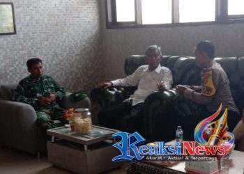 Sinergitas TNI–Polri dan Pemerintah Desa Terus Diperkuat, Serka Kismanto dan Bhabinkamtibmas Kompak Gelar Komsos di Buanajaya