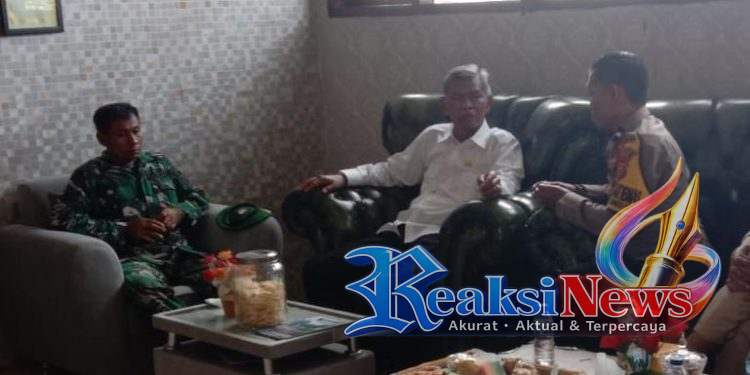 Sinergitas TNI–Polri dan Pemerintah Desa Terus Diperkuat, Serka Kismanto dan Bhabinkamtibmas Kompak Gelar Komsos di Buanajaya