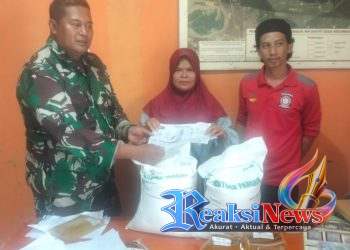 Babinsa Hegarmanah Serda Cahyana Koramil 2203/Warungkiara Kawal Penyaluran Banpang, 746 KPM Terima 20 Kg Beras dan 4 Liter Minyak