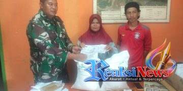 Babinsa Hegarmanah Serda Cahyana Koramil 2203/Warungkiara Kawal Penyaluran Banpang, 746 KPM Terima 20 Kg Beras dan 4 Liter Minyak