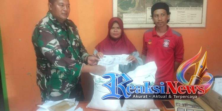 Babinsa Hegarmanah Serda Cahyana Koramil 2203/Warungkiara Kawal Penyaluran Banpang, 746 KPM Terima 20 Kg Beras dan 4 Liter Minyak