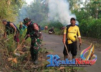 Babinsa Bojonggaling Sertu Iyan Koramil 2203/Warungkiara dan Warga Kampung Cibitung Gotong Royong Perkuat Kebersamaan