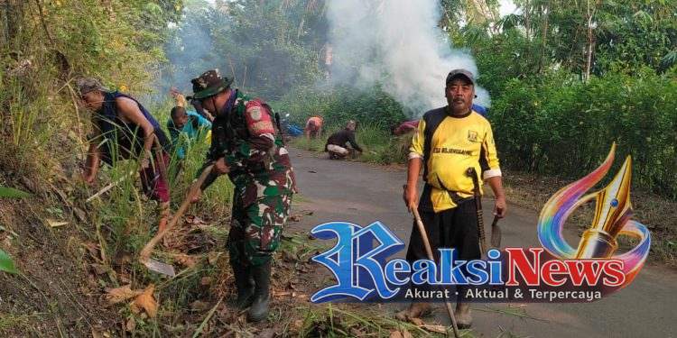 Babinsa Bojonggaling Sertu Iyan Koramil 2203/Warungkiara dan Warga Kampung Cibitung Gotong Royong Perkuat Kebersamaan